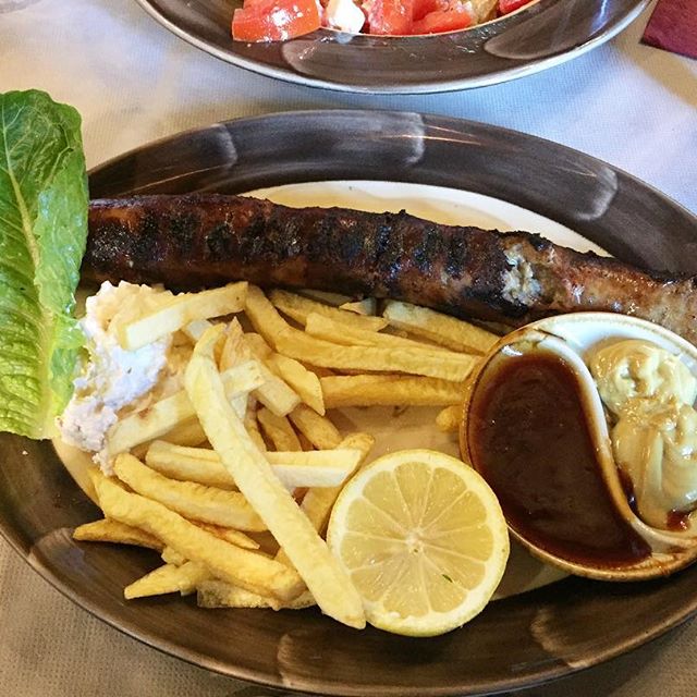 Χρόνια πολλά σε όλους! Αν είστε εκτός Αθηνών, δοκιμάστε Χωριάτικο λουκάνικο: Μαλακό, σερβιρισμένο με πατάτες, τυροκαυτερή, σάλτσα μπάρμπεκιου και μουστάρδας. Αυτό δεν το συναντάμε συχνά όταν παραγγέλνουμε λουκάνικο αλλού. [ Score: 9.5/10 ] #sausage #pork #porksausage #sausagefest #porkporn #fries #frenchfries #potatoes #restaurant #onthetable #winterfood #travelfood #foodcoma #foodstagram #greekfood #greekcuisine #loukaniko #foodies #tavern #grilled #roasted #mustard #grilledsausage #greektavern #opospalia #trikalakorinthias #lifokitchen #taverna #greekrestaurant #foodcriticgr