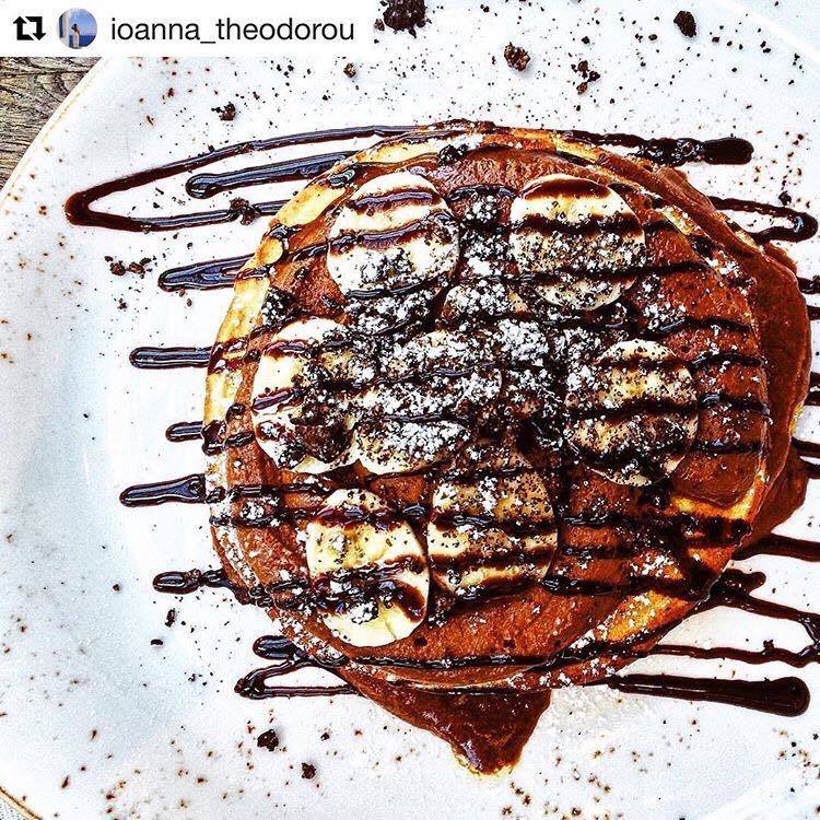 Pancakes με σοκολάτα στο Big Spoon στο Living στη Γλυφάδα | Brunch Γλυφαδα